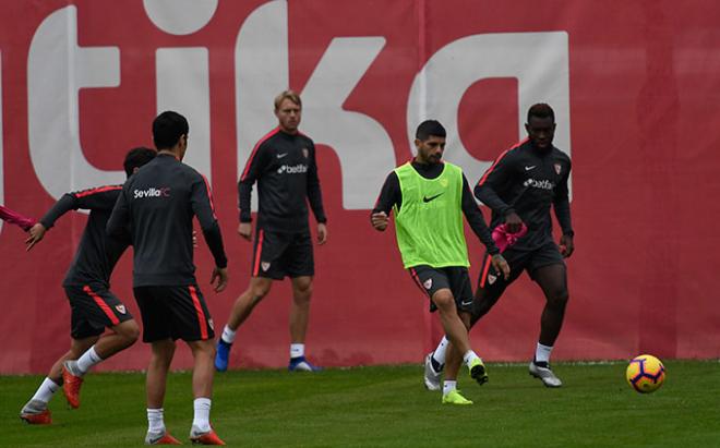 Los jugadores del Sevilla, en el entrenamiento de este viernes (Foto: Kiko Hurtado).