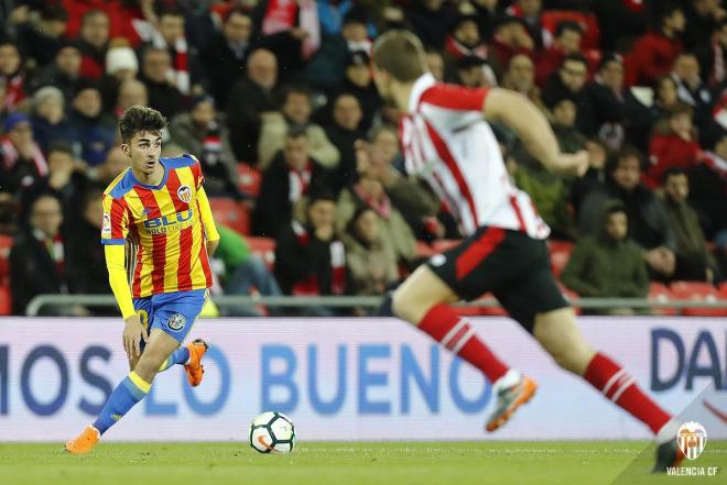 Ferran Torres controla un balón en su estreno en La Catedral. (Foto: Valencia CF)