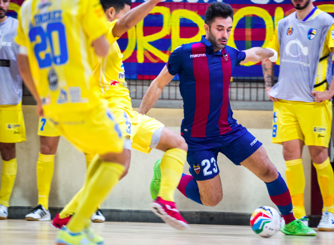 Pablo Ibarra en el derbi. (Foto: Adolfo Benetó)