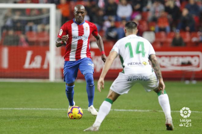 Babin controla el esférico ante Romero en el Sporting-Córdoba (Foto: LaLiga).