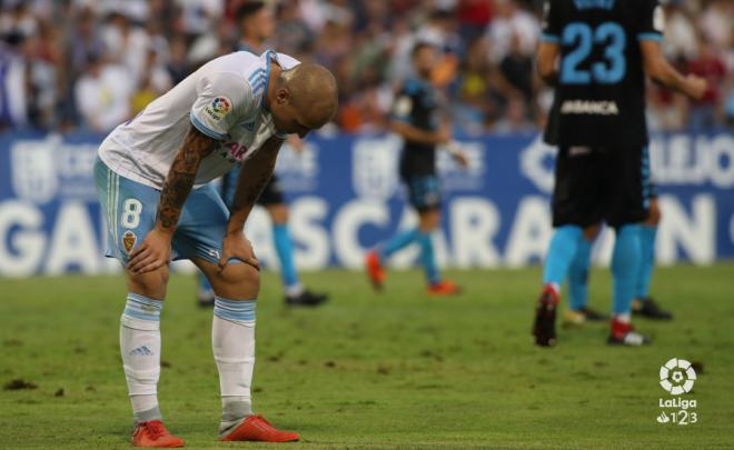 Jorge Pombo, con la camiseta del Real Zaragoza, se lamenta tras un gol encajado ante el Lugo (Foto: LaLiga).