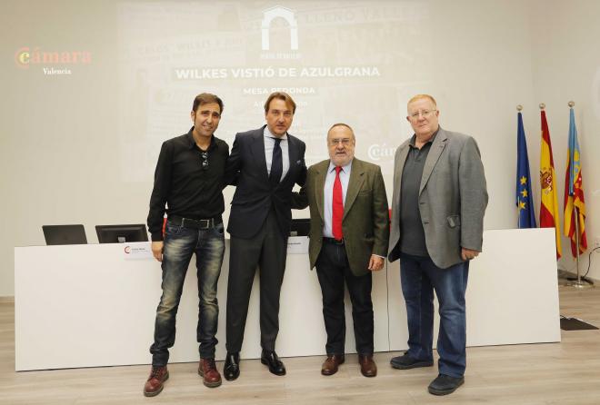 Los participantes de la segunda edición de 'Portal de Vallejo' junto al presidente del Levante UD. Fuente: David González