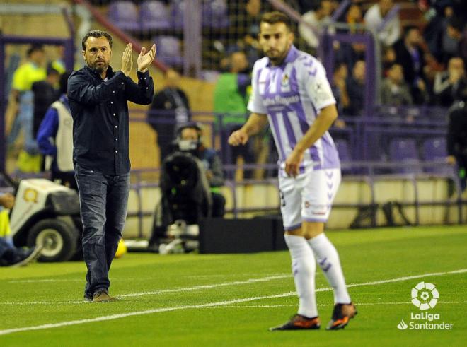 Sergio aplaude a Antoñito en el partido frente al Espanyol
