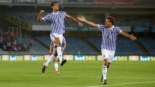 Xabi Prieto celebra un gol junto a Oyarzabal. (Foto: Real Sociedad).