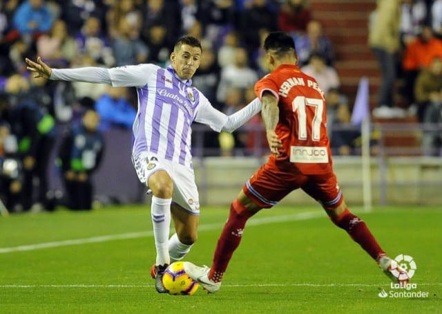 Rubén Alcaraz y Hernán Pérez pugnan por una pelota en el Real Valladolid-RCD Espanyol.