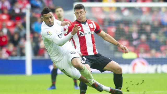 Ander Capa en un duelo con Coquelin en el Athletic-Valencia en San Mamés (Foto: LaLiga)