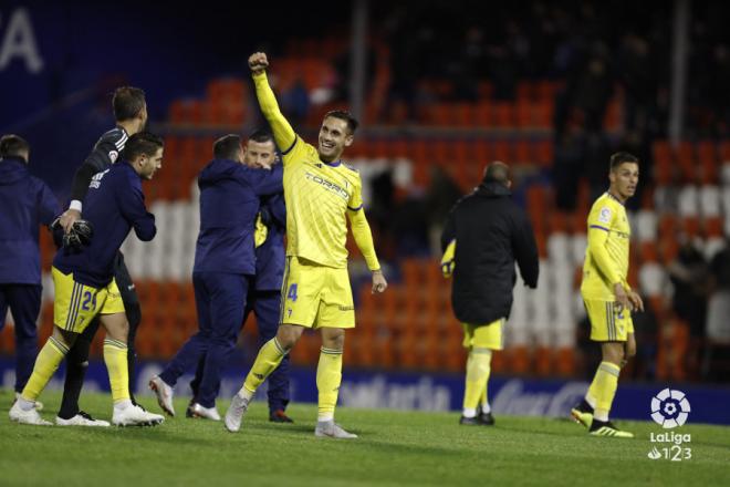 Correa levanta el puño en señal de victoria tras ganar en Lugo (Foto: LaLiga).