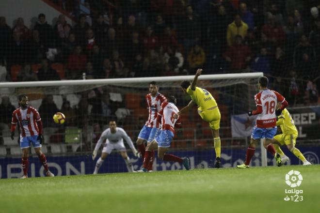 Disparo de Garrido en el Lugo-Cádiz (Foto: LaLiga).