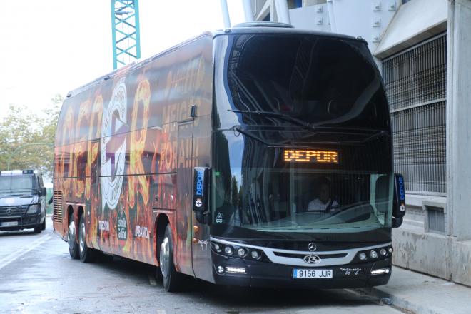 El autobús del Deportivo llega a Riazor (Foto: Iris Miquel).