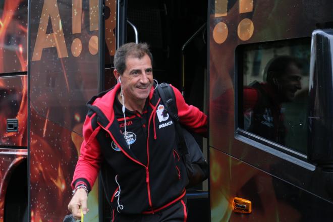 Bernardo Tapia, a su llegada a Riazor en el autobús del Deportivo (Foto: Iris Miquel).