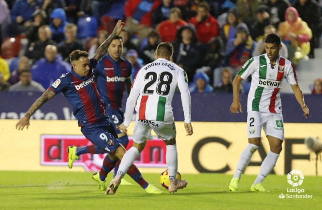 Roger dispara un balón ante el Leganés (Foto: LaLiga).