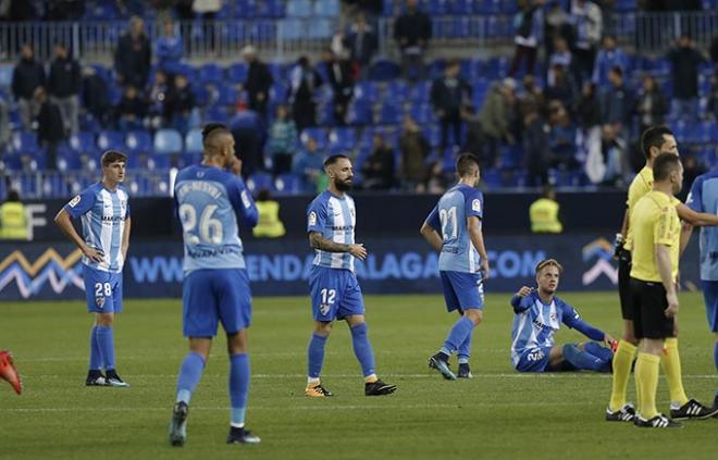 Varios jugadores del Málaga, tras la eliminación copera a costa del Numancia.