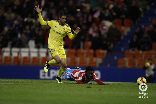 Marcos Mauro, junto a Dongou durante un lance del partido entre el Cádiz y el Lugo (Foto: LaLiga).