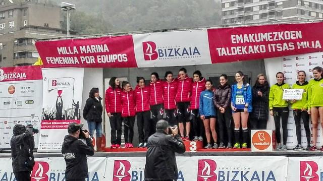 El BM Bilbao, club anfitrión de la Milla Marina, en el podium.