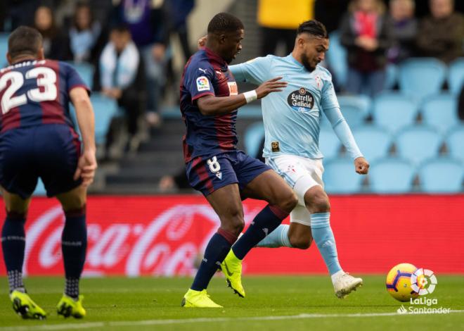 Boufal se dispone a golpear el balón ante Diop (Foto: LaLiga).