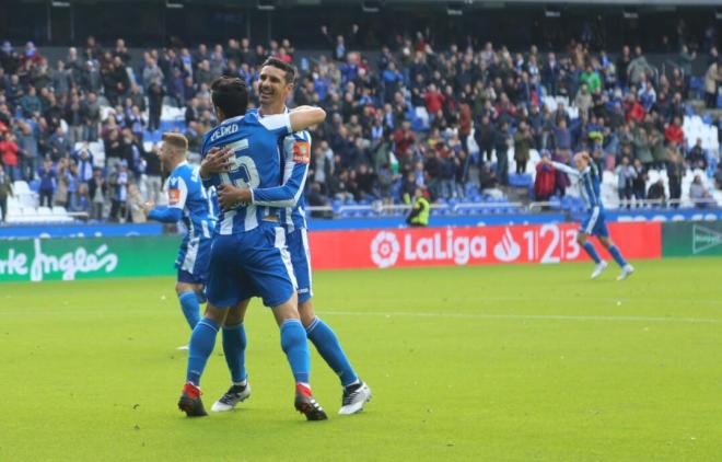 Carlos Fernández, junto a Pedro Sánchez, tras el gol inicial (Foto: Iris Miquel).