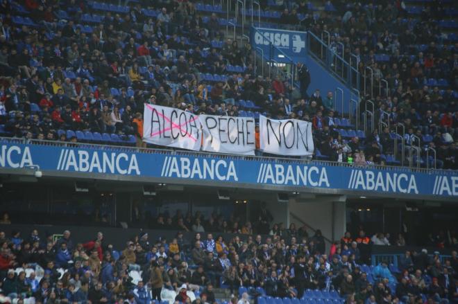 Pancarta en Riazor a favor de las reivindicaciones de los trabajadores de Alcoa (Foto: Iris Miquel).