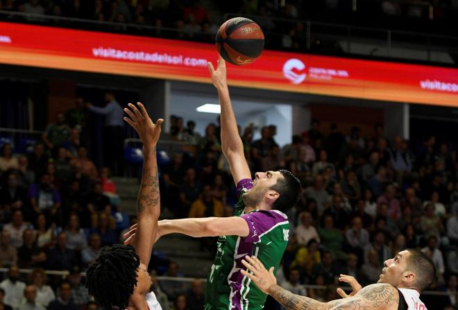 Shermadini pugna por una bola ante Zaragoza (Foto: ACB Photo / M.Pozo).