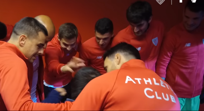 Un jugador del Athletic Liga Genuine fue invitado a hacer piña por Aduriz minutos antes del partido
