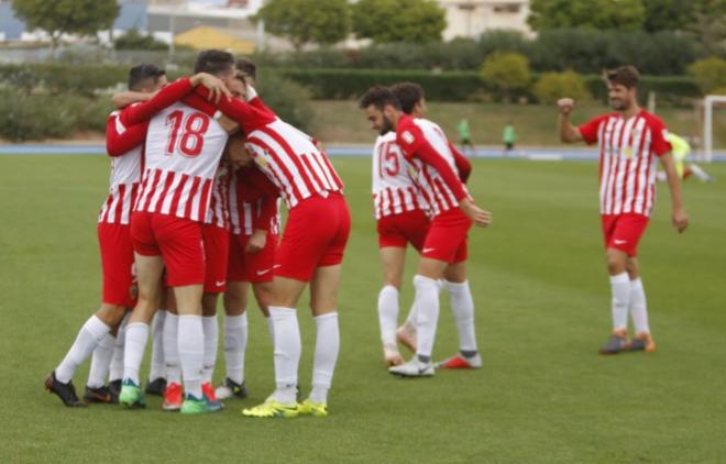 Los jugadores del Almería B celebran el gol (Foto: Udalmeriasad.com).