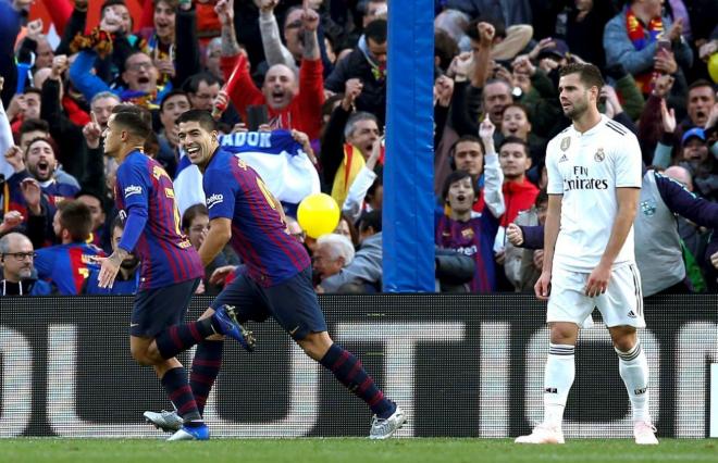 Coutinho y Suárez celebran el primer gol durante el Clásico Barça-Real Madrid del Camp Nou.