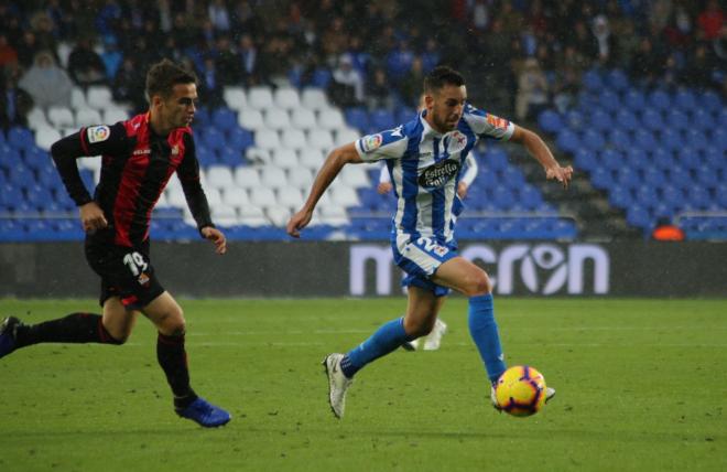 Edu Expósito conduce la pelota en Riazor (Foto: Iris Miquel).