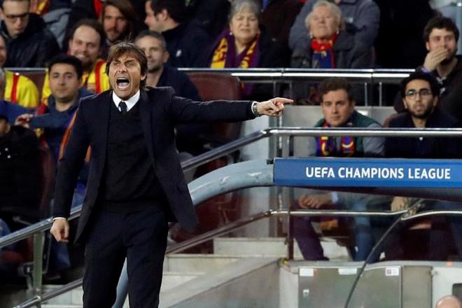 Antonio Conte, durante un partido en el Camp Nou en su etapa en el Chelsea (Foto: EFE).