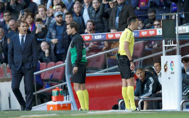 Sánchez Martínez revisa el penalti de Varane a Luis Suárez durante el Clásico Barça-Real Madrid.