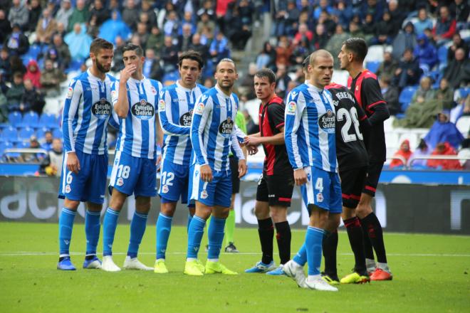 Los jugadores del Deportivo se preparan para atacar un saque de esquina en Riazor (Foto: Iris Miquel).