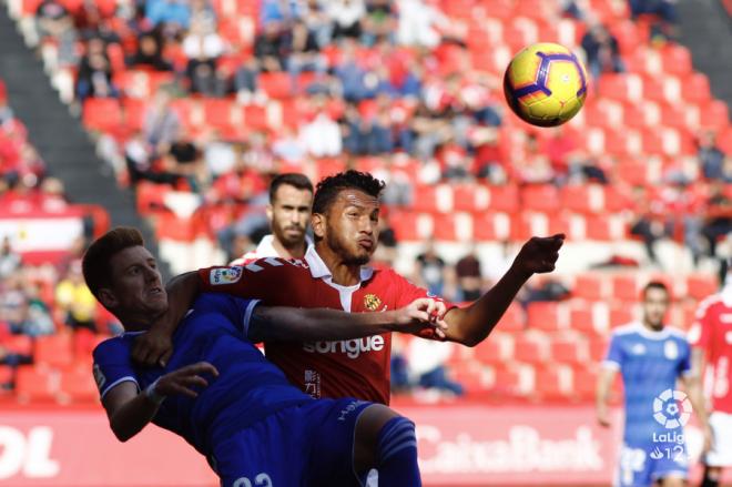 Mossa y Luis Suárez pugnan por un balón aéreo (Foto: LaLiga).