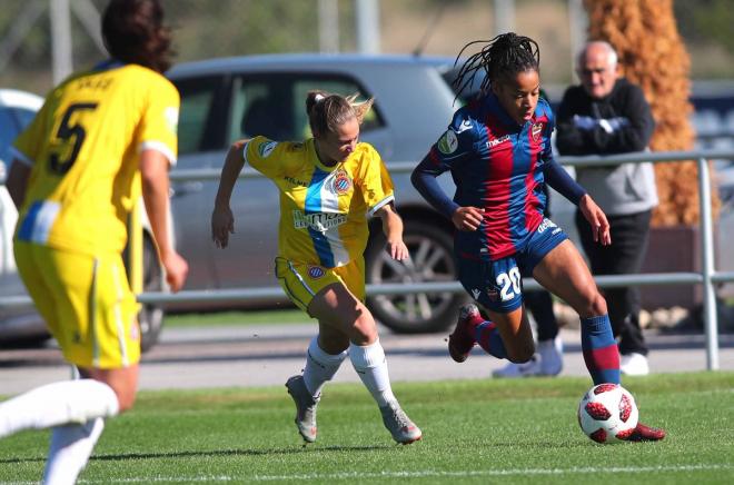 Jéssica Silva cabalgando por la banda. (Foto: Adolfo Benetó)