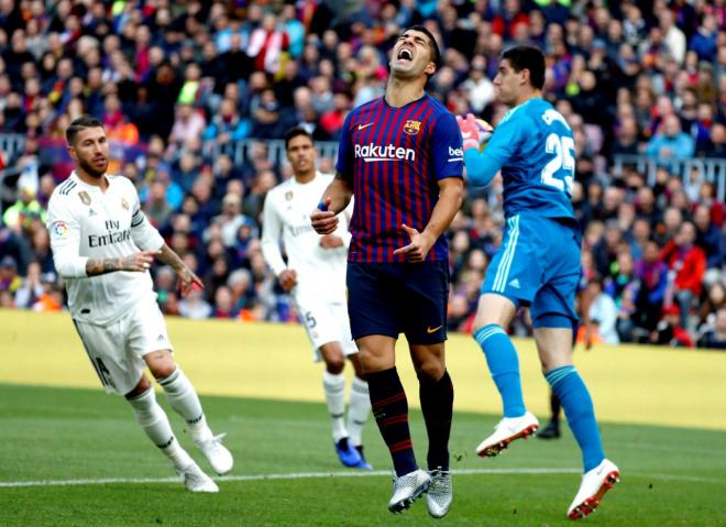 Luis Suárez se lamenta de una ocasión en el Clásico Barça-Real Madrid.