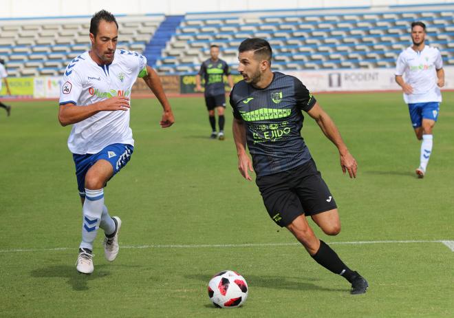 Lolo Pavón, persiguiendo a un adversario.