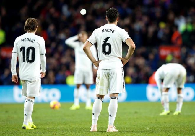 Modric y Nacho se lamentan tras uno de los goles del Barcelona en el Clásico ante el Real Madrid.