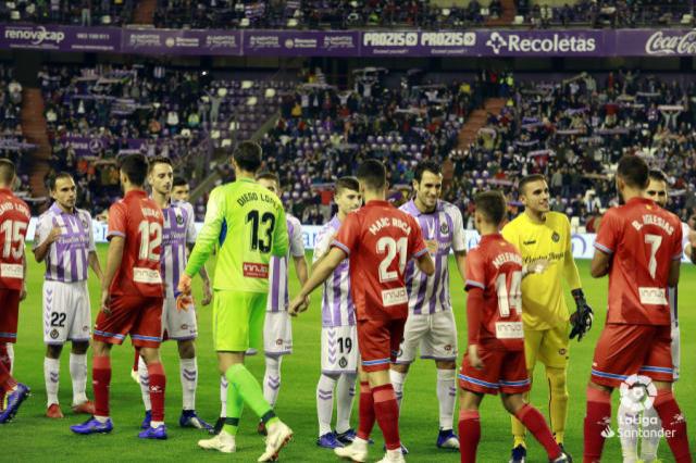 Los jugadores del Real Valladolid y del RCD Espanyol se saludan antes de enfrentarse en el Nuevo Estadio José Zorrilla.
