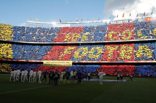 Tifo del Clásico en el Camp Nou, correspondiente a la jornada 10 de LaLiga Santander.