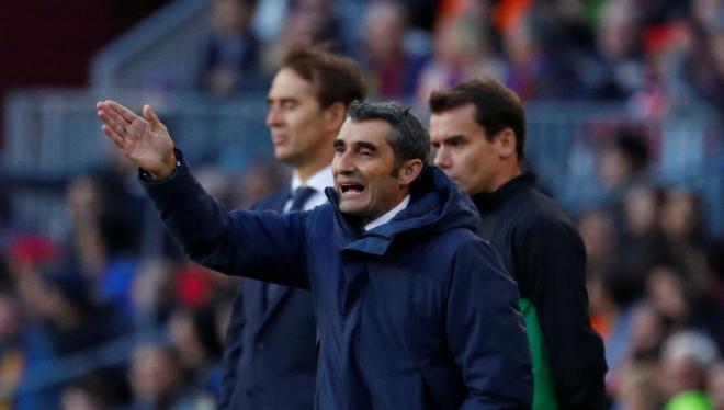 Ernesto Valverde da instrucciones a sus jugadores durante el Clásico Barcelona-Real Madrid.