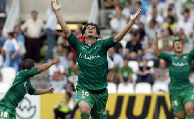 Edu celebra uno de sus goles en en el Racing - Betis de 2007.