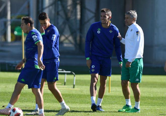 Setién, junto a Feddal, en un entrenamiento (Foto: Real Betis).