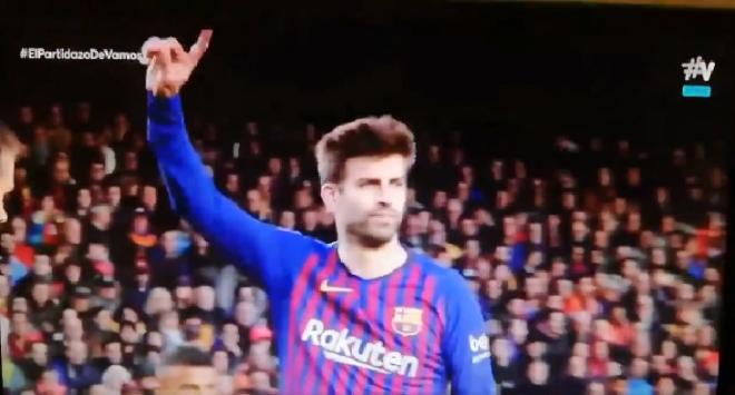 Gesto de Gerard Piqué a la afición durante el Clásico del Camp Nou.