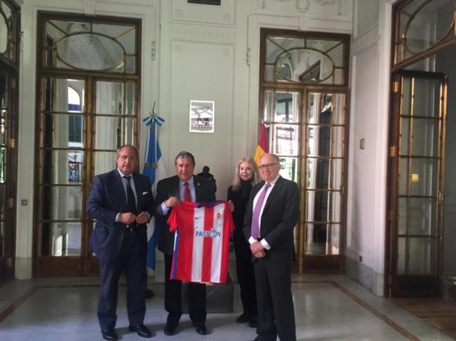 La recepción del embajador de Argentina en España al director general de la Fundación EF de Mareo (Foto: Real Sporting).