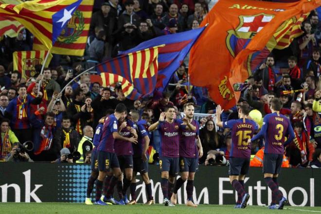 Los jugadores del Barça celebran la victoria en el Clásico del Camp Nou.
