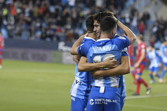 Juanpi y Blanco se abrazan tras el primer gol el Numancia.