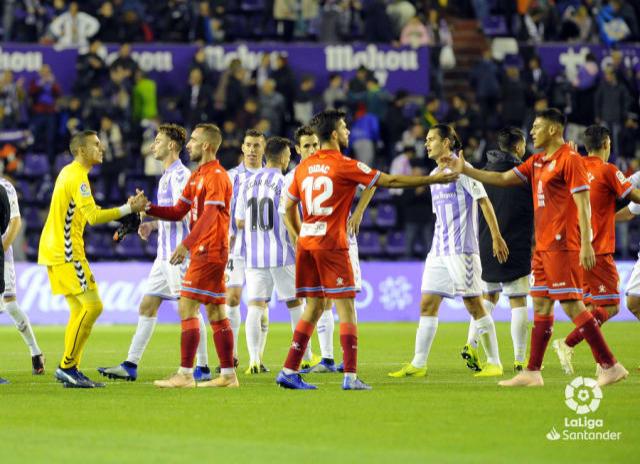 Los jugadores del Real Valladolid y el RCD Espanyol se saludan tras el partido en el Nuevo Estadio José Zorrilla.