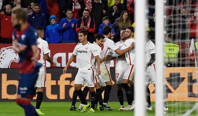 Los jugadores del Sevilla celebran uno de sus goles al Huesca (Foto: Kiko Hurtado).