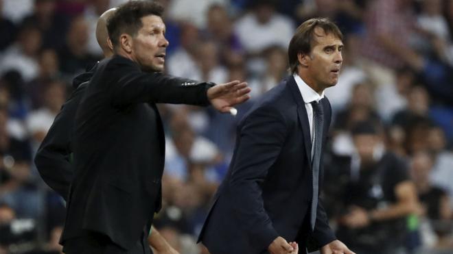 El Cholo Simeone y Julen Lopetegui, durante el derbi del Santiago Bernabéu.