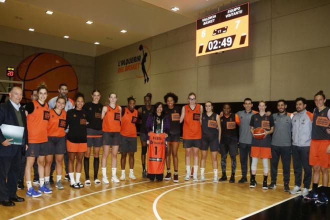 La secretaria de Estado para el Deporte, María José Rienda, ha visitado esta tarde el entrenamiento del Valencia Basket femenino en L’Alqueria del Basket.