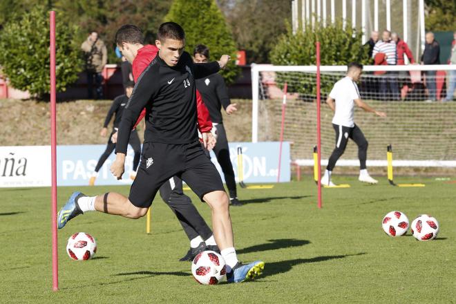 Djurdjevic, durante un entrenamiento del Sporting (Foto: Luis Manso).