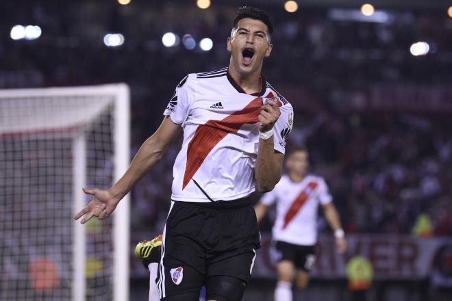 Exequiel Palacios celebra un gol con River Plate.