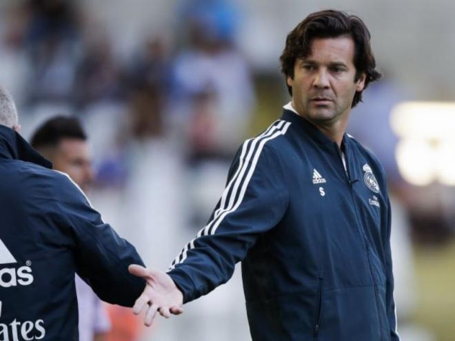 Santiago Solari da indicaciones durante un partido del Real Madrid Castilla.